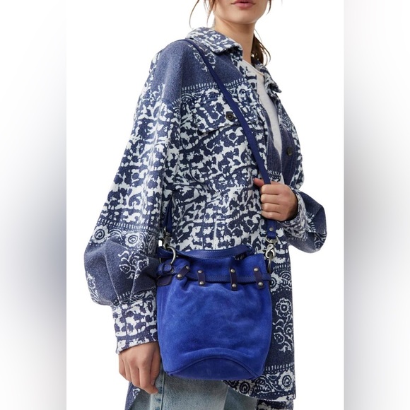 Free People soren suede bucket bag in rinsed cobalt blue NWT - Picture 1 of 10